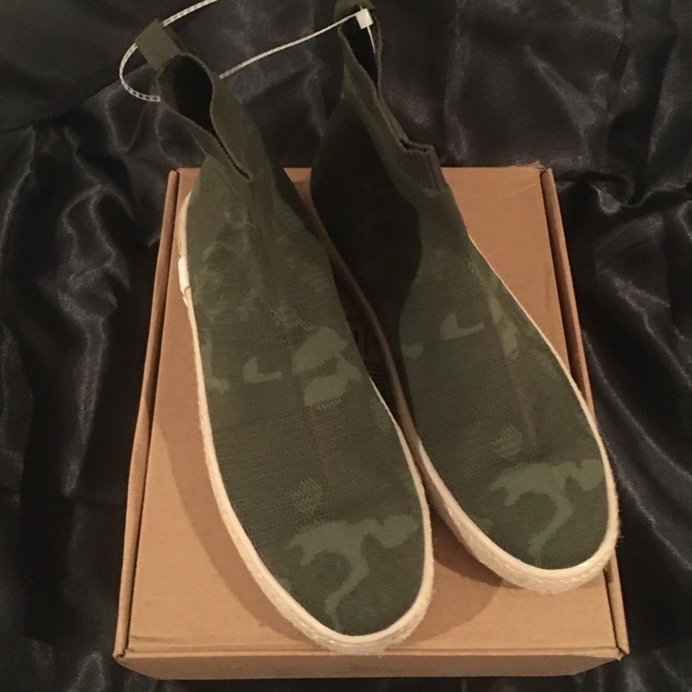 COPY - Ankle top Camo colored comfort shoes. NEW!